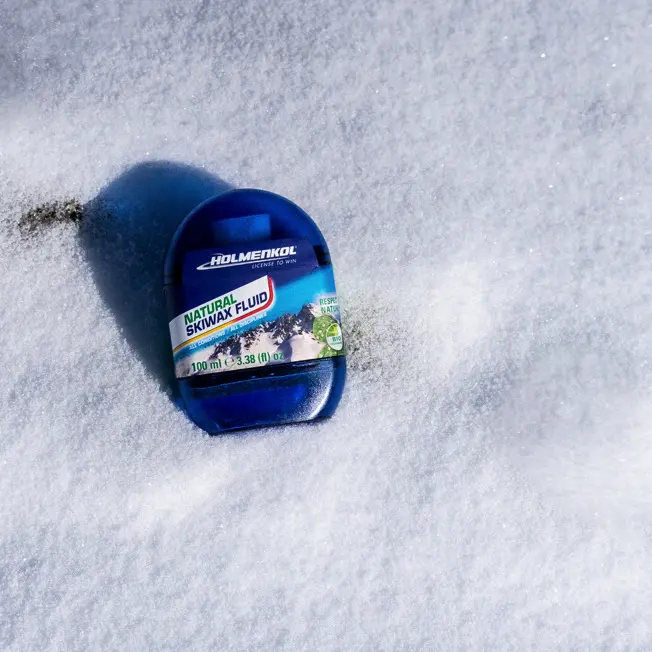 Bote pequeño sobre nieve