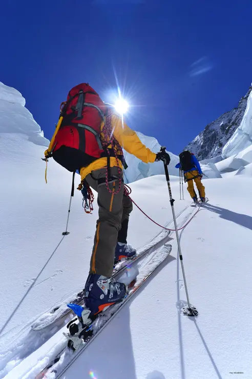 Esquiadores ascendiendo una ladera