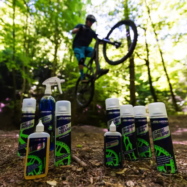 Productos en bosque con bicicleta haciendo caballito de fondo