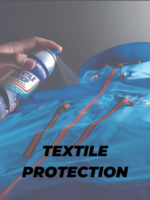 Person aplicando protección textil en chaqueta