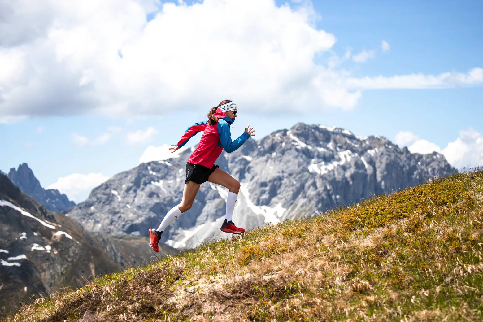 Runner en montaña con calcetines de Lenz