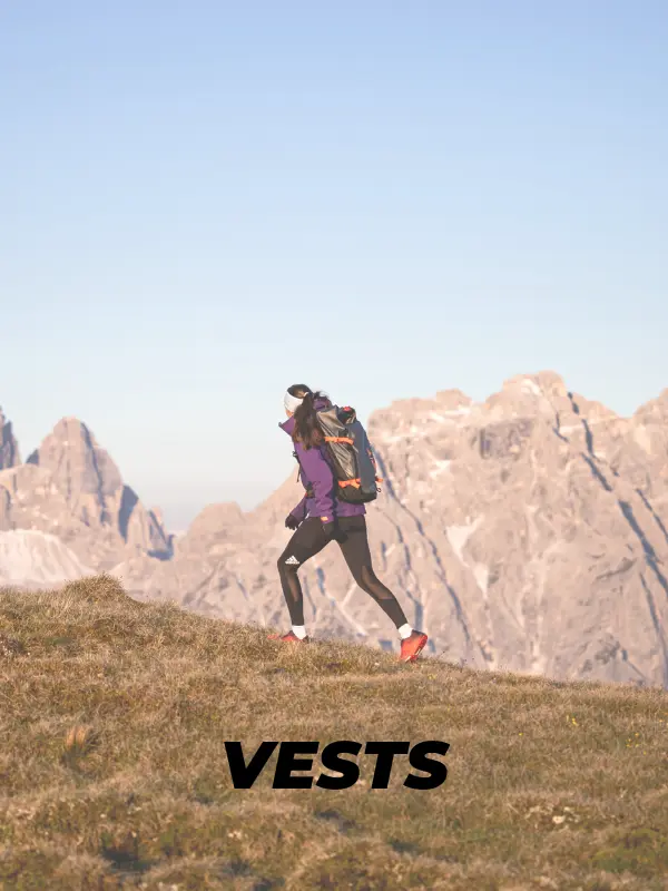 Mujer andando por la montaña