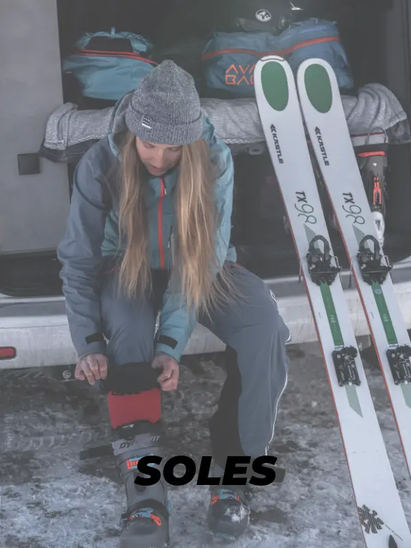 Esquiadora subiéndose los calcetines