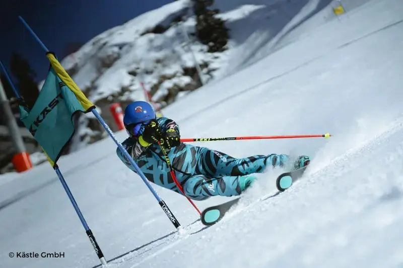 Esquiador participando en una carrera