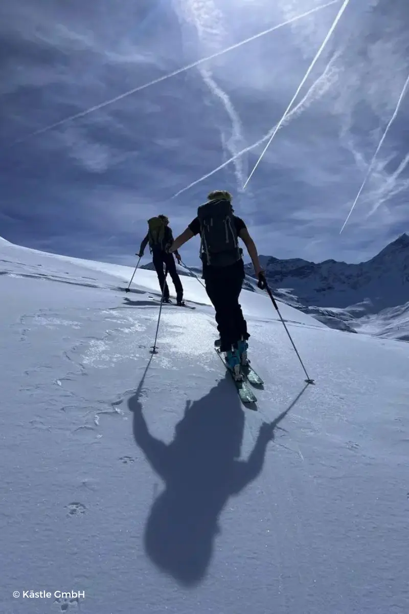 Foto de esquiadores con tonos fríos