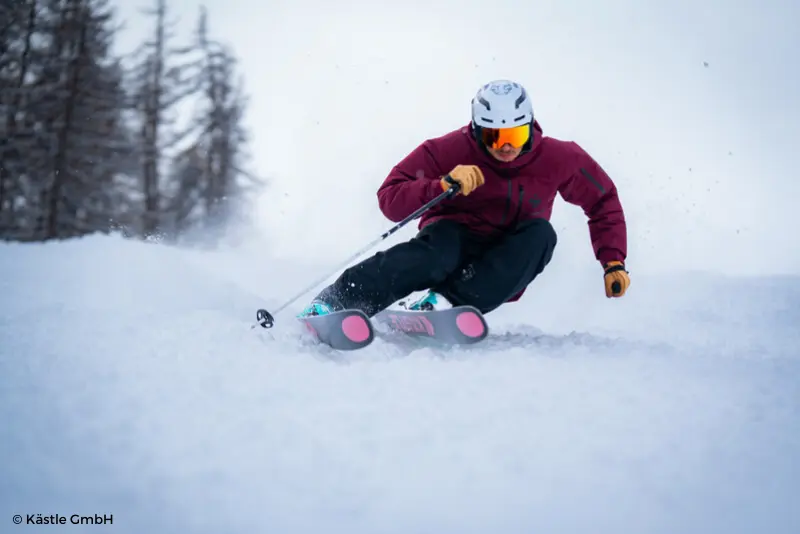 Esquiador deslizándose por paisaje nevado