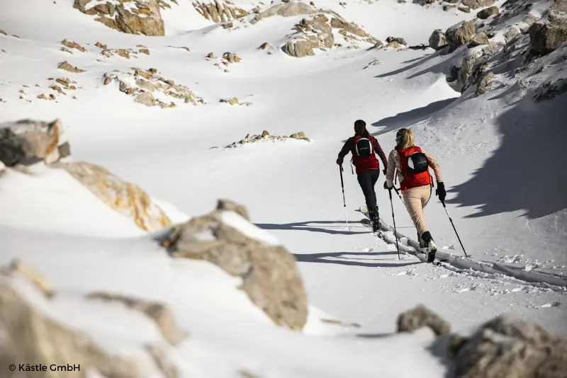 Montañeros andando con sus esquís de Kastle (marca disponible en Benas)