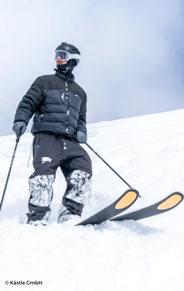 Joven abrigado montado en sus esquís de Kastle (marca disponible en Benas)