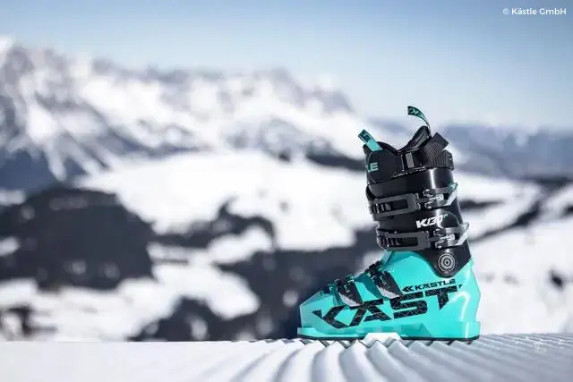 Botas de esquí sobre fondo nevado
